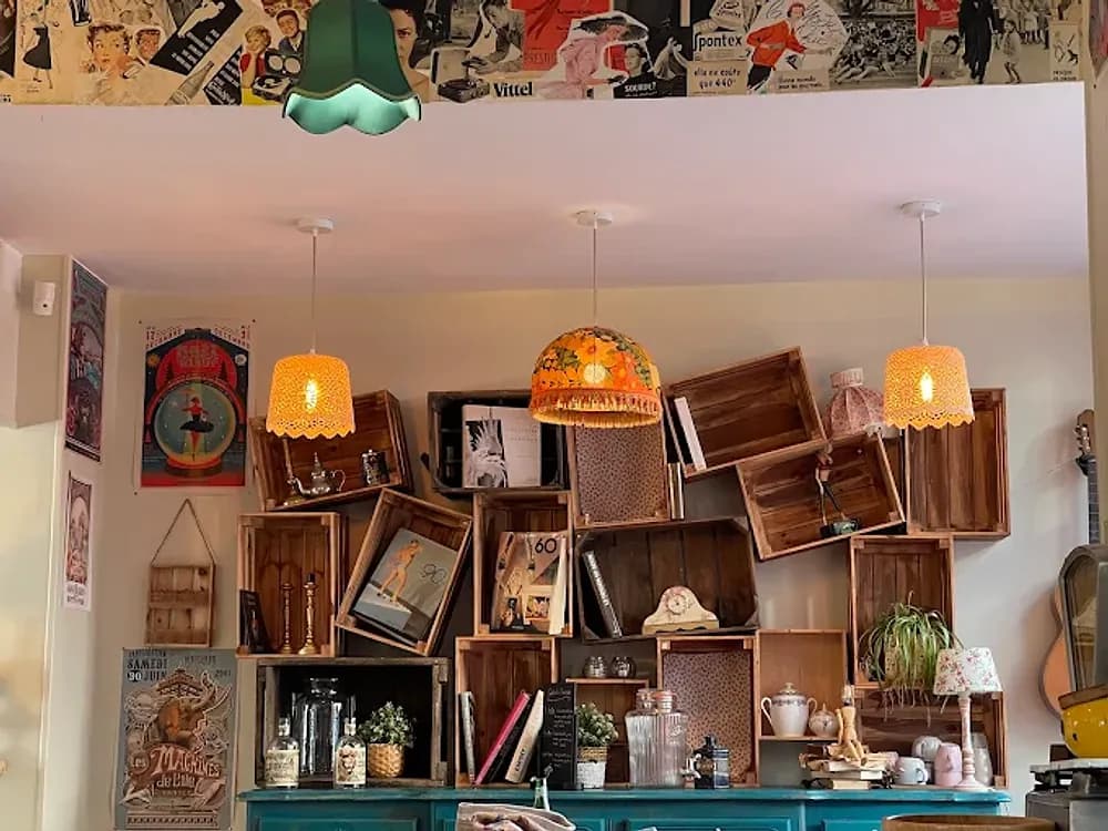 Coin bar et étagères vintage des Sœurs Pinard à Lisieux