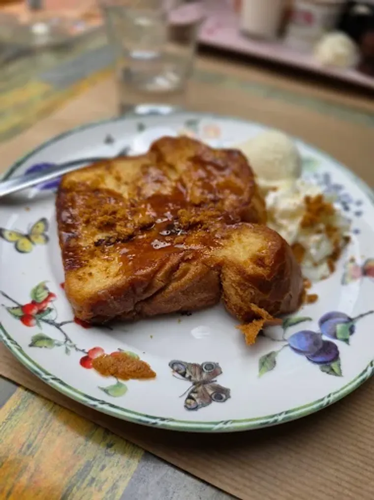 Pain perdu caramélisé et glace, servi au brunch des Sœurs Pinard à Lisieux