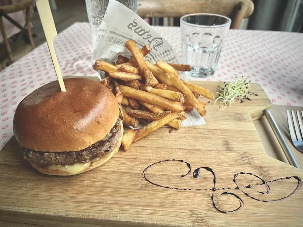 Burger maison et frites fraîches servis sur planche aux Sœurs Pinard à Lisieux