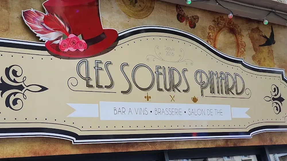 Enseigne peinte « Les Sœurs Pinard — bar à vins, brasserie » à Lisieux