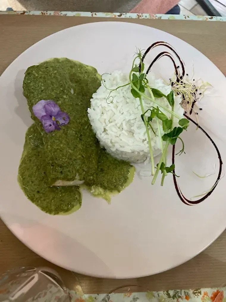 Plat de poisson dressé avec soin à la brasserie des Sœurs Pinard à Lisieux