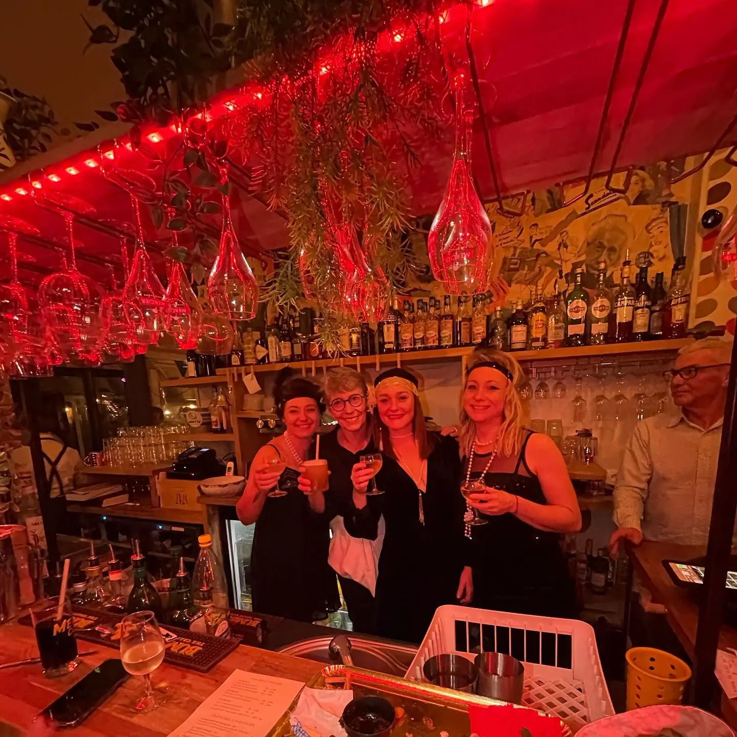 Soirée privée festive aux Sœurs Pinard à Lisieux, lumières chaudes et ambiance conviviale